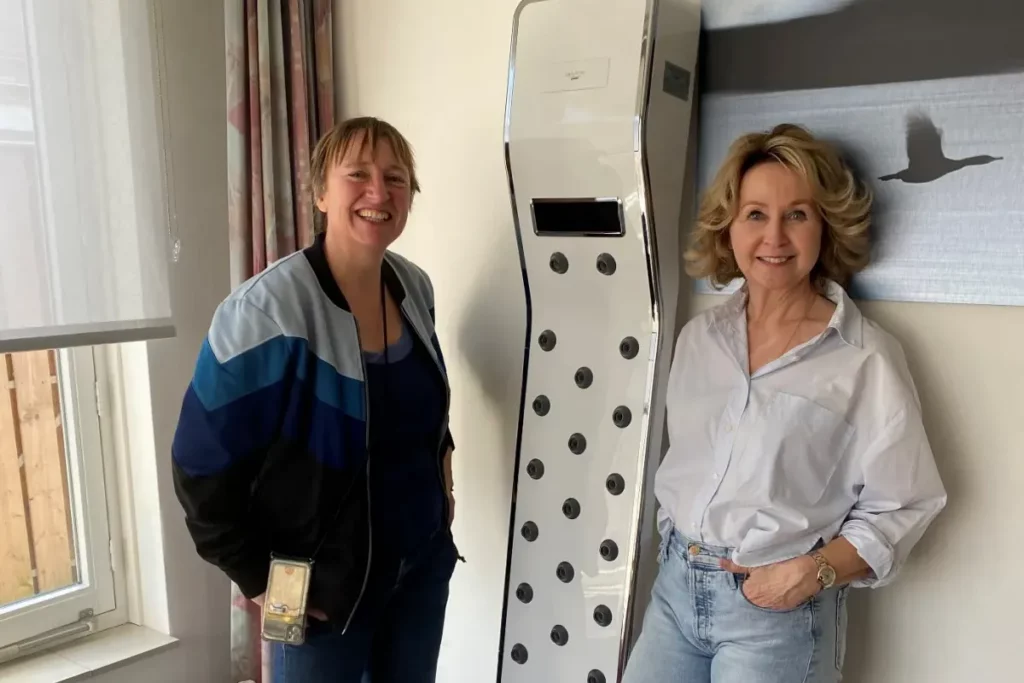 Twee vrouwen naast de Lavicta lichaamsdroger tijdens de co-creatiesessies van Design voor Dementie