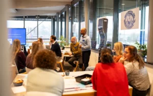 Bezoekers in gesprek bij de stand van Lavicta op de innovatiemarkt van Amstelring