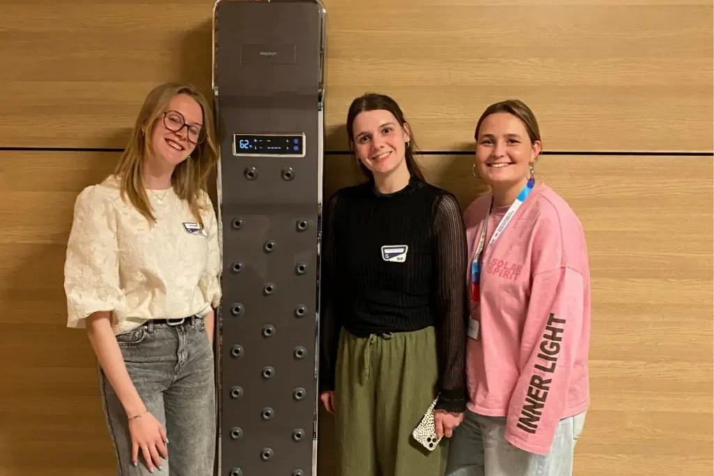 Drie innovatiemanagers van Thebe naast de Lavicta lichaamsdroger op de innovatiemarkt in Goirle
