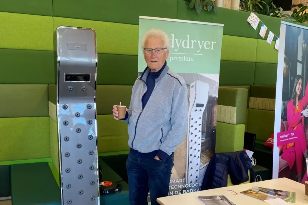 Bezoeker bij de Lavicta Body Dryer op de Technology Experience Day van Zuyd Hogeschool
